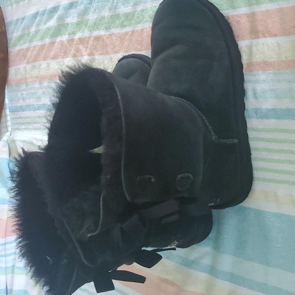 Womens UGG Bailey Bow II black boots. Size 5. Excellent condition.
